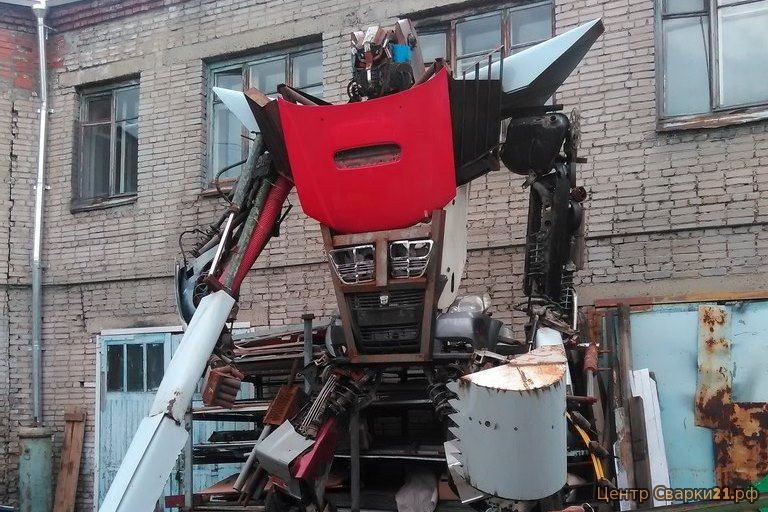 Сварщик из Новосибирска собрал трехтонного робота за две недели