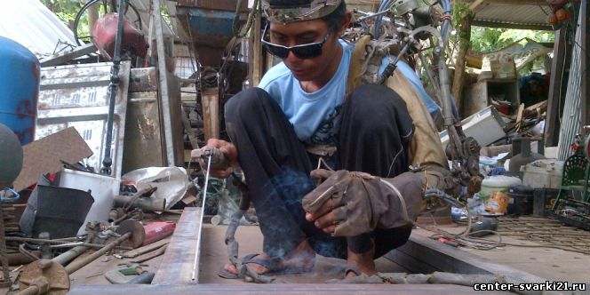 Сварщик из Индонезии сконструировал себе механическую руку