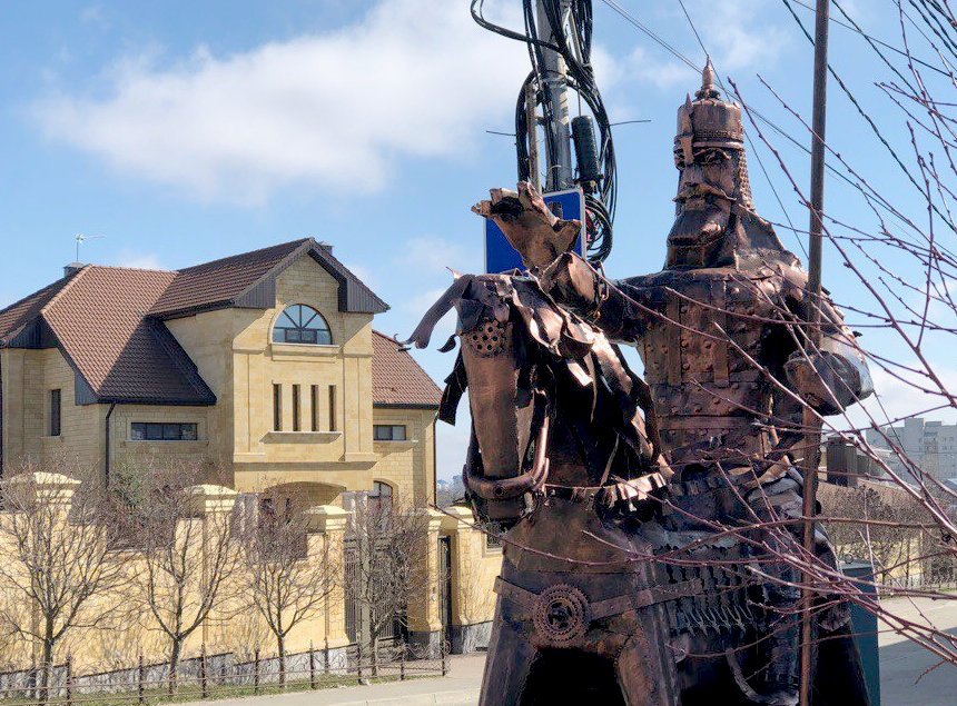 Ставропольский скульптор создает для города фигуры из металлолома
